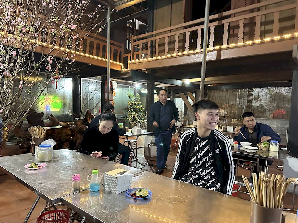 Không gian trong quán Nhà Sàn​​